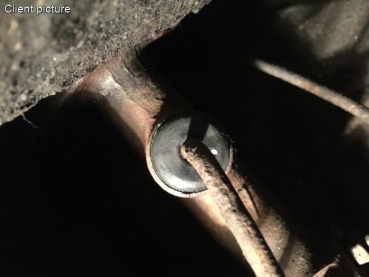 Brake fluid plastic feed pipe grommet for vehicles with a single brake circuit