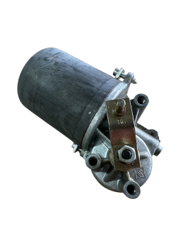 Preview: Anschlüsse und Gehäuseprägung des originalen 6V Volkswagen Wischermotors für T1 Busse