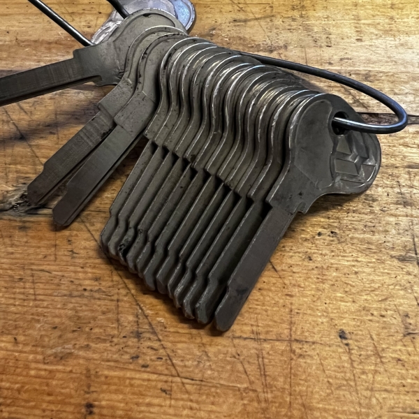4.62-66 Schlüssel nach Code VW Käfer Karmann Ghia 4.62-66 Schlüsselprofil U VW Schlüsselrohling NOS Original Volkswagen vergl. 111837219A S81 Ersatzschlüssel